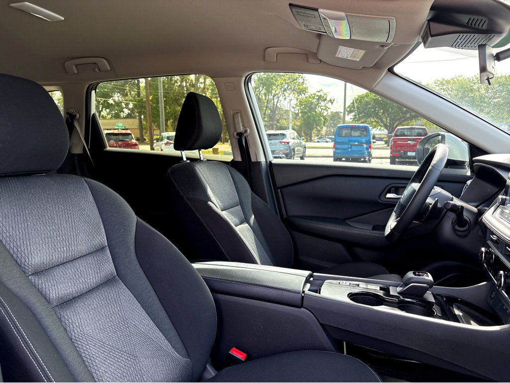Used 2025 Nissan Rogue SV image 10