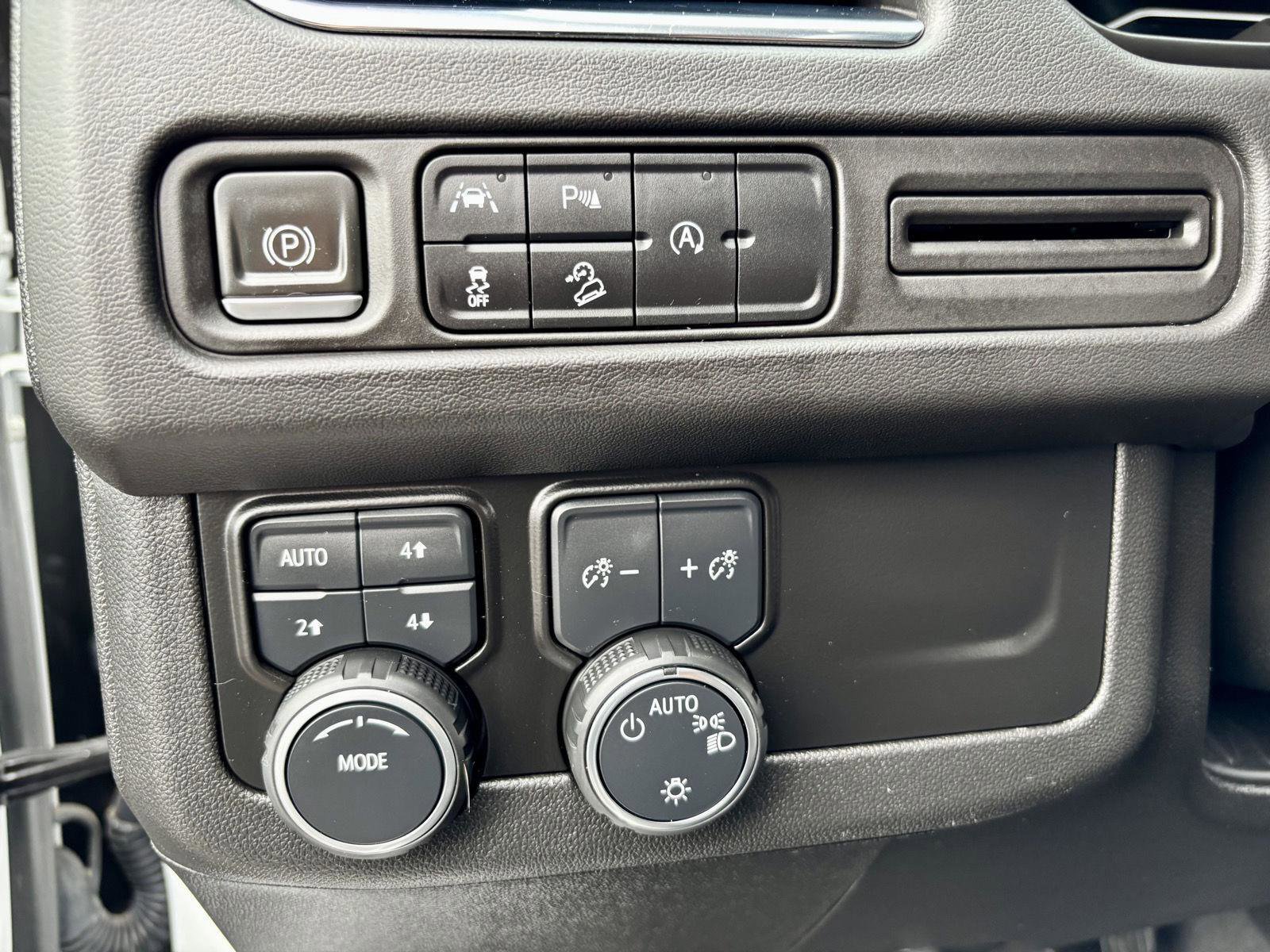 Used 2023 Chevrolet Suburban Premier image 21