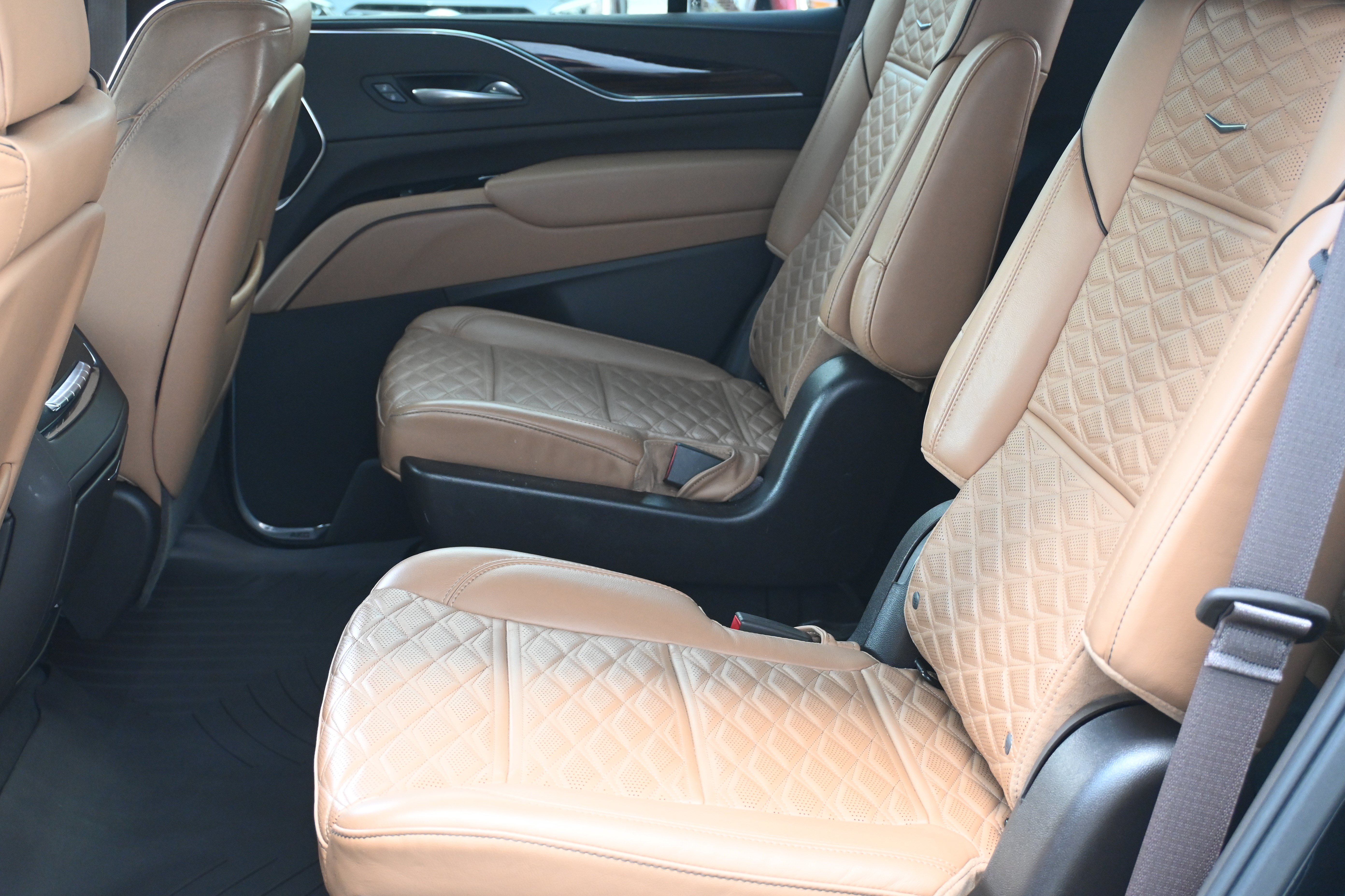 Used 2023 Cadillac Escalade Premium Luxury AWD/4WD image 32