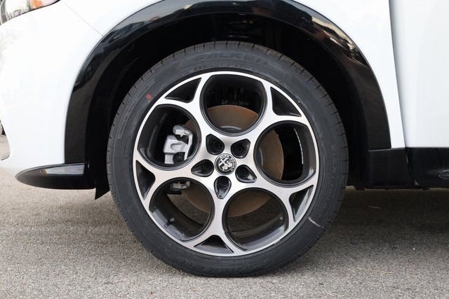 New 2025 Alfa Romeo Tonale w/ Premium Package image 8