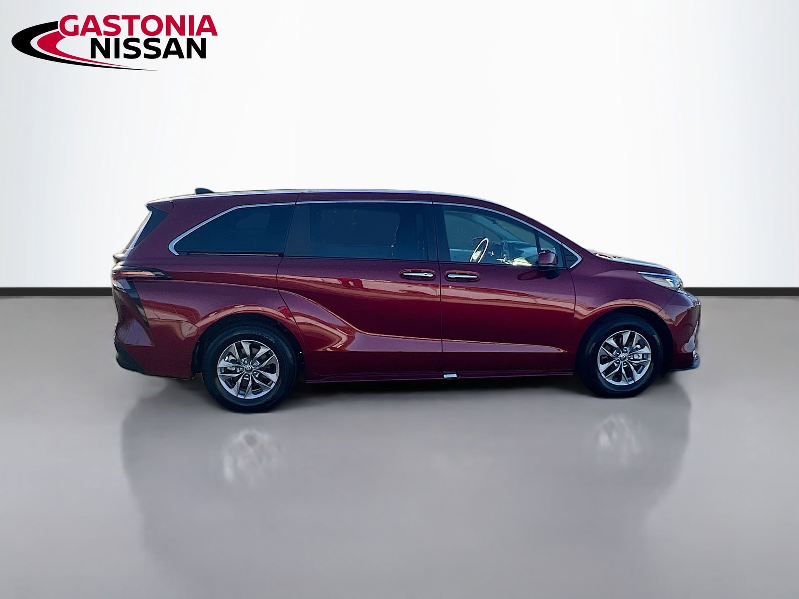 Used 2025 Toyota Sienna XLE image 10