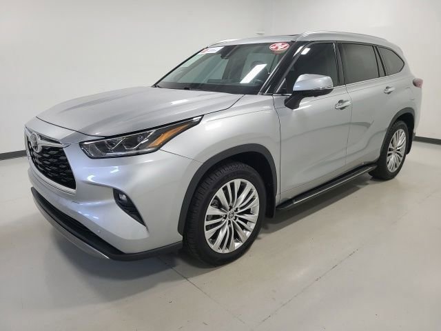 Certified 2024 Toyota Highlander Platinum FWD image 42