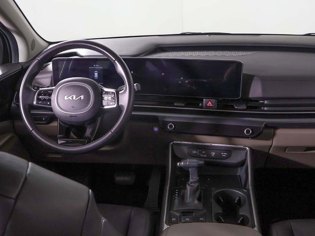 Used 2025 Kia Carnival FWD image 31