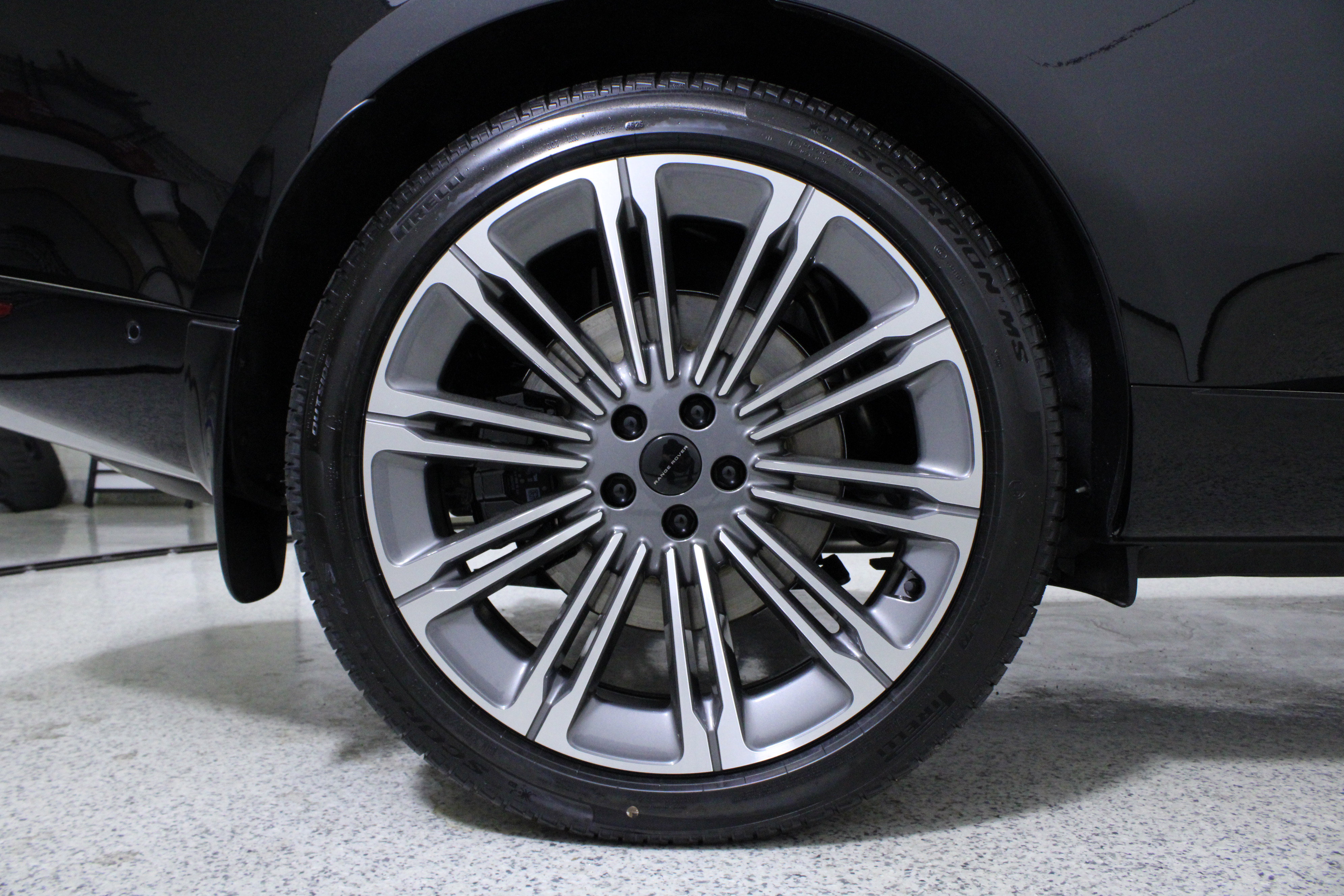 New 2026 Land Rover Range Rover Long Wheelbase SE image 8