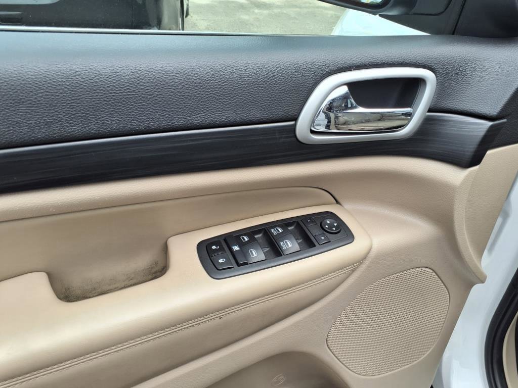 Used 2022 Jeep Grand Cherokee Laredo E AWD/4WD image 16