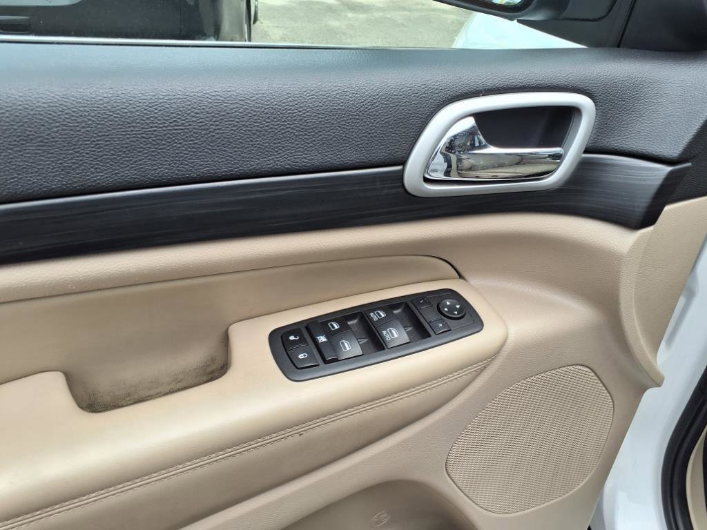 Used 2022 Jeep Grand Cherokee Laredo E AWD/4WD image 16