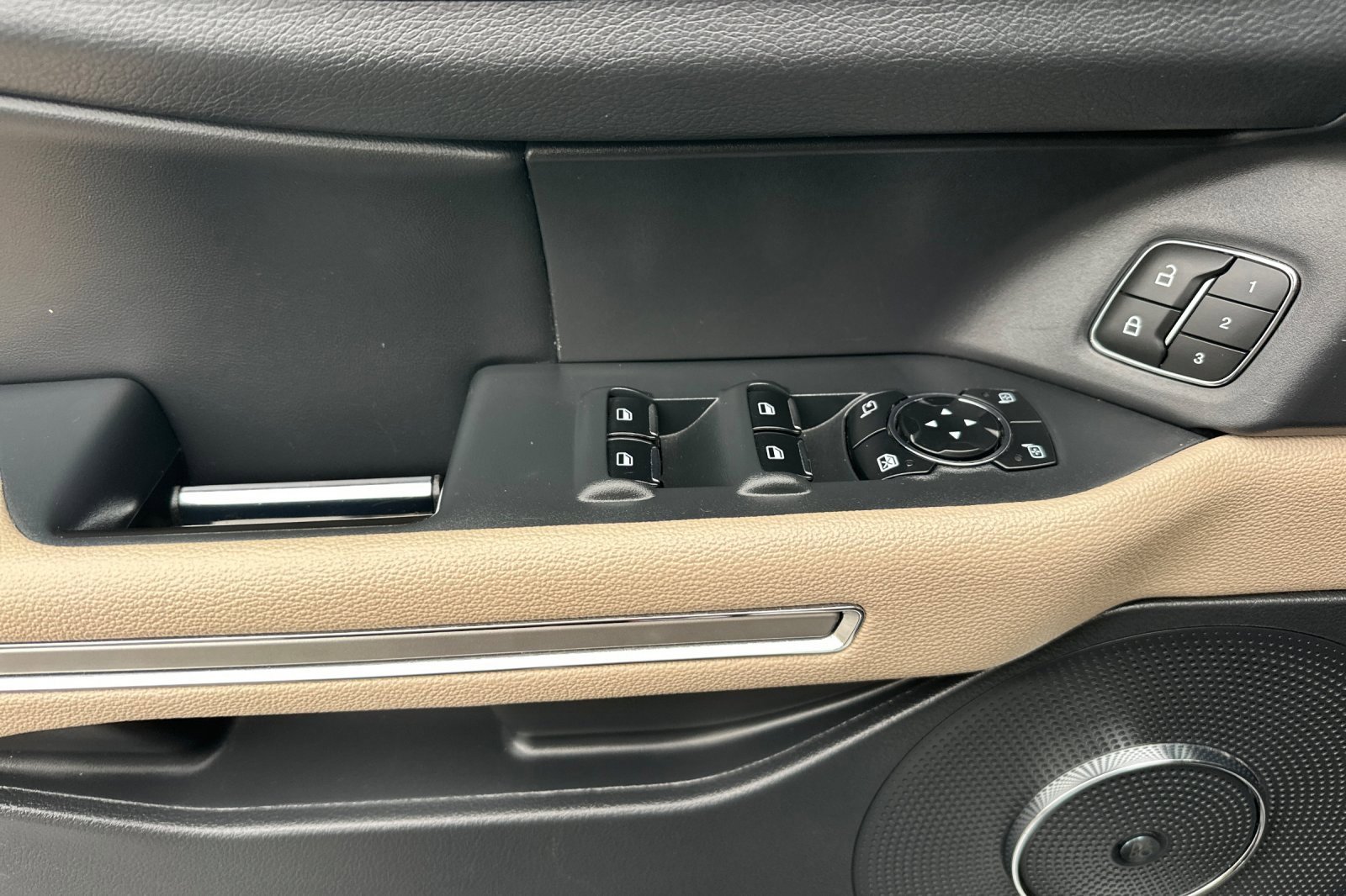 Used 2023 Ford Expedition Limited image 11