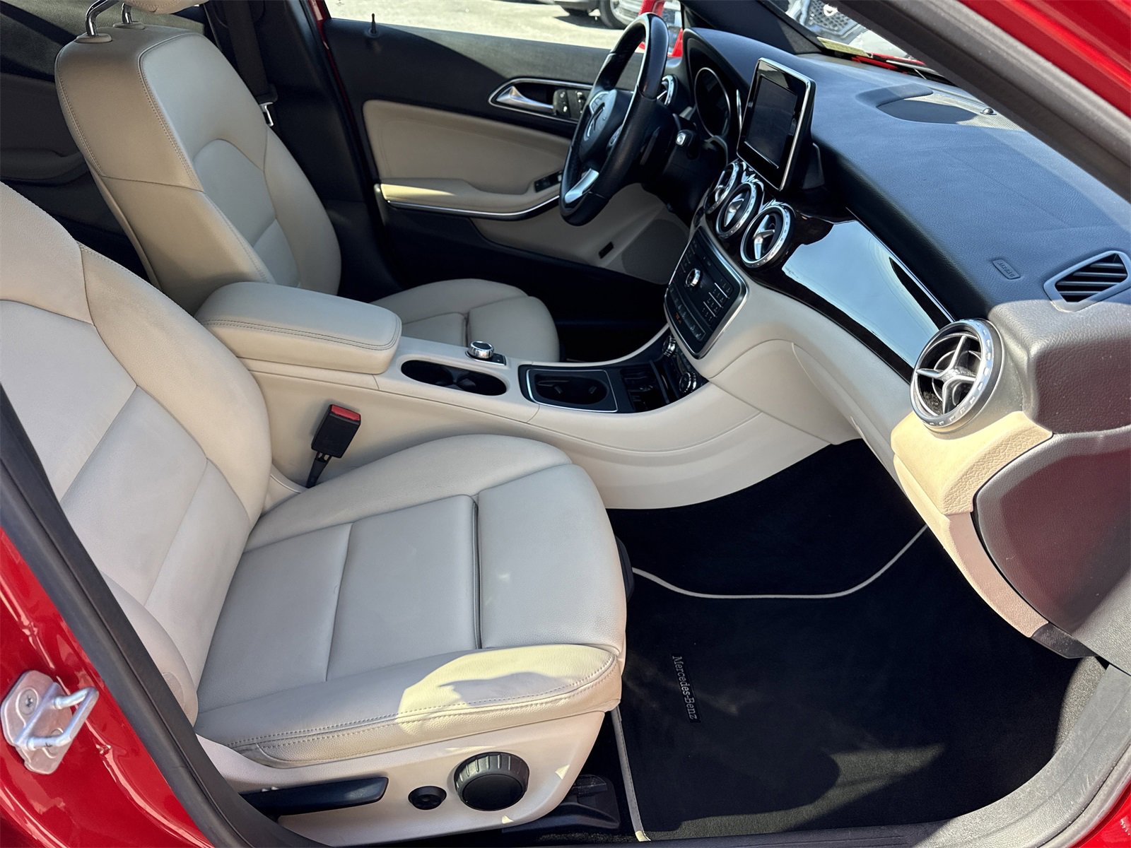 Used 2016 Mercedes-Benz GLA 250 4MATIC image 38