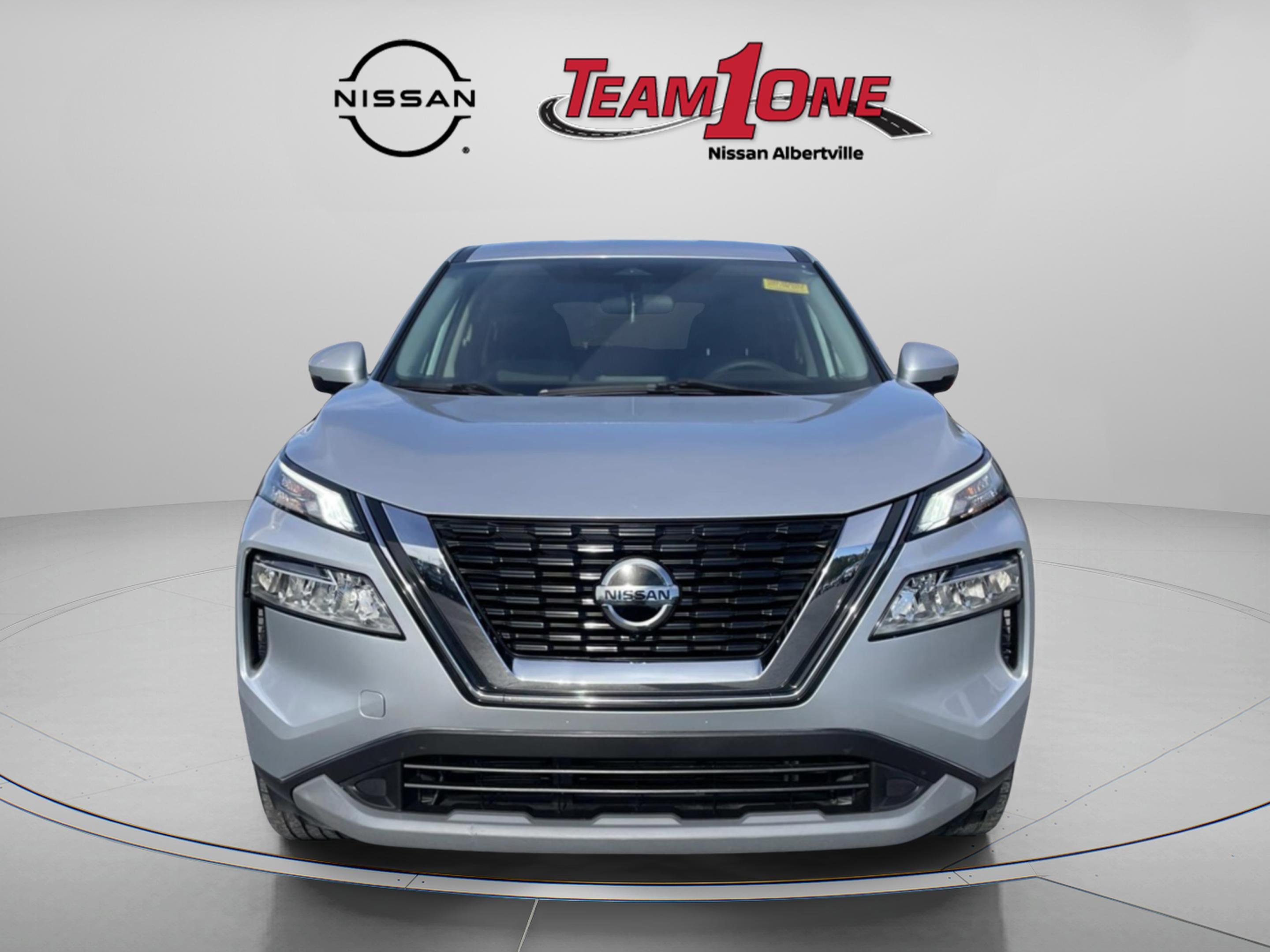 Used 2021 Nissan Rogue SV image 2