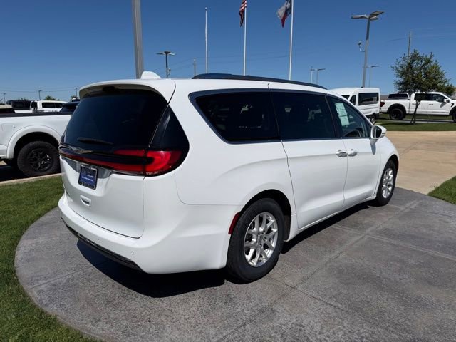 Used 2021 Chrysler Pacifica Touring-L image 6