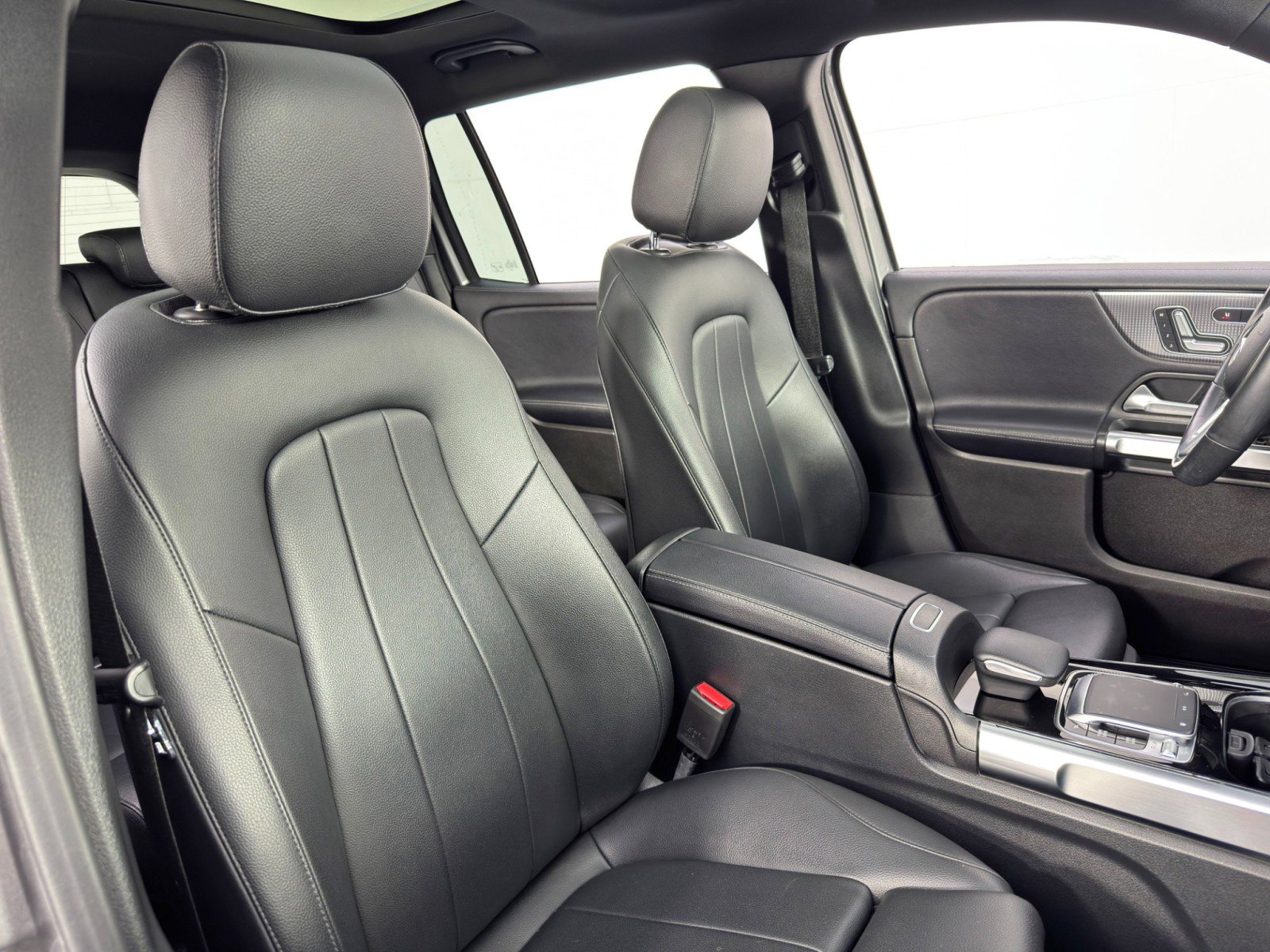 Used 2020 Mercedes-Benz GLB 250 4MATIC w/ Premium Package image 40