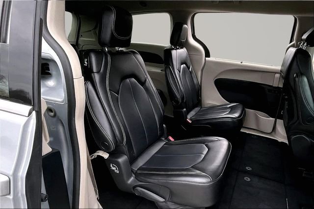 Used 2023 Chrysler Pacifica Touring-L image 22