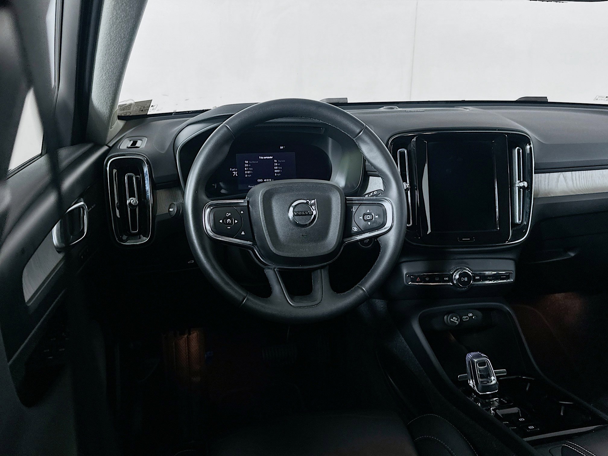 Used 2023 Volvo XC40 B4 Ultimate FWD image 17