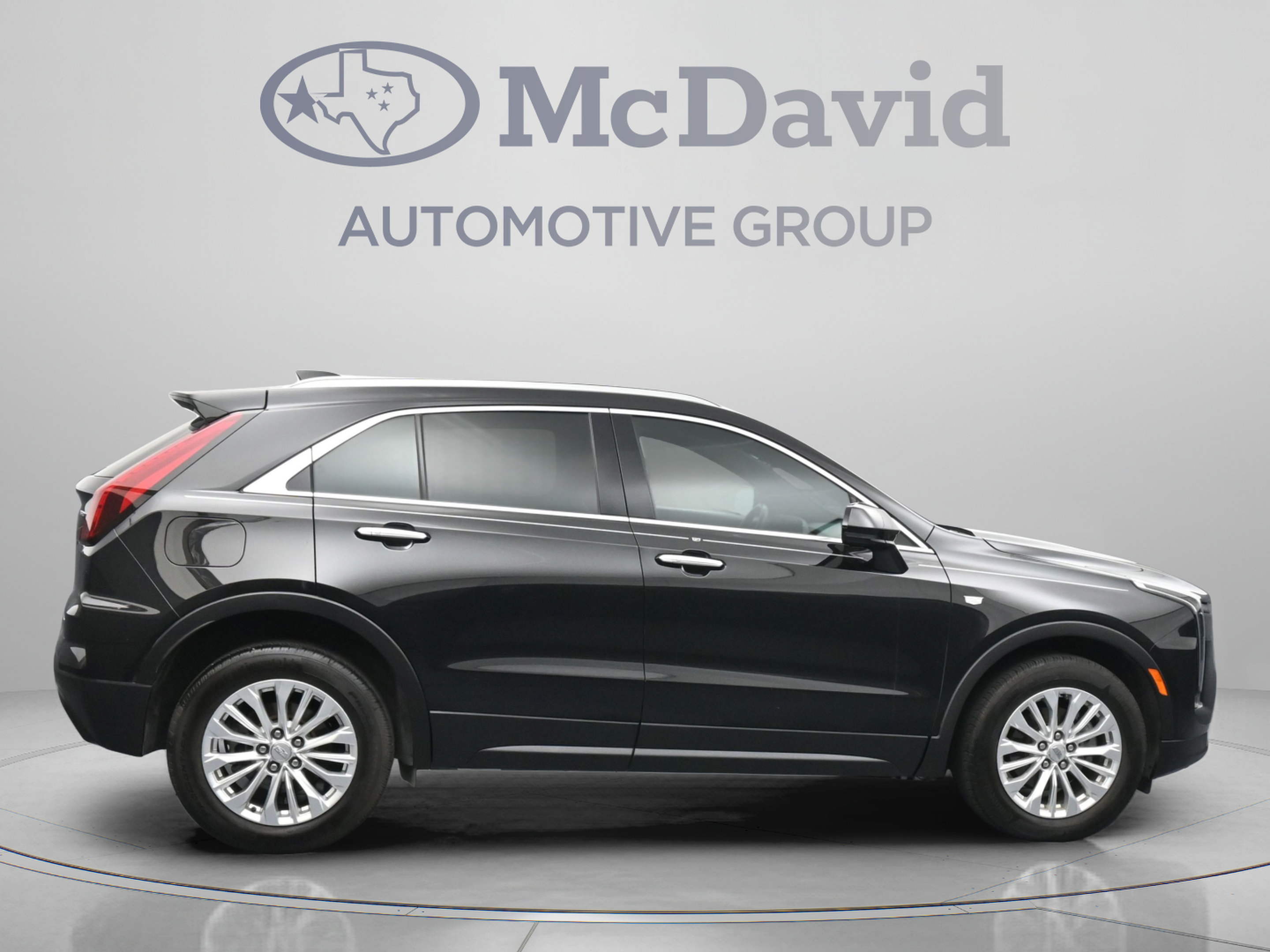 Used 2024 Cadillac XT4 Luxury w/ Cold Weather Package FWD image 9