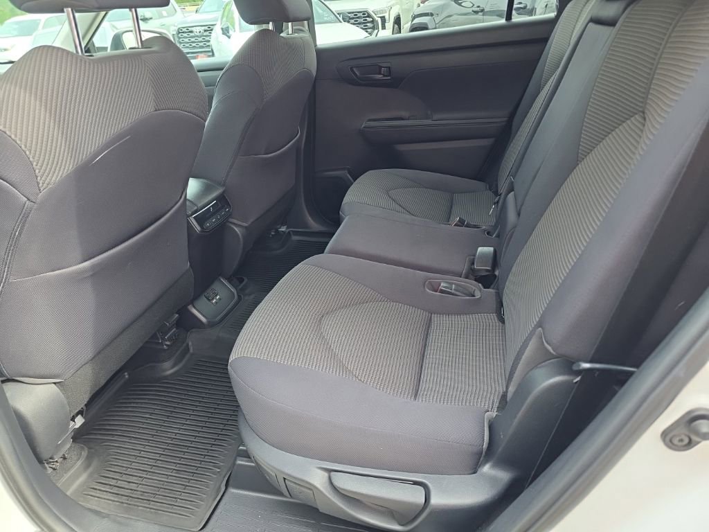 Used 2020 Toyota Highlander L AWD/4WD image 12
