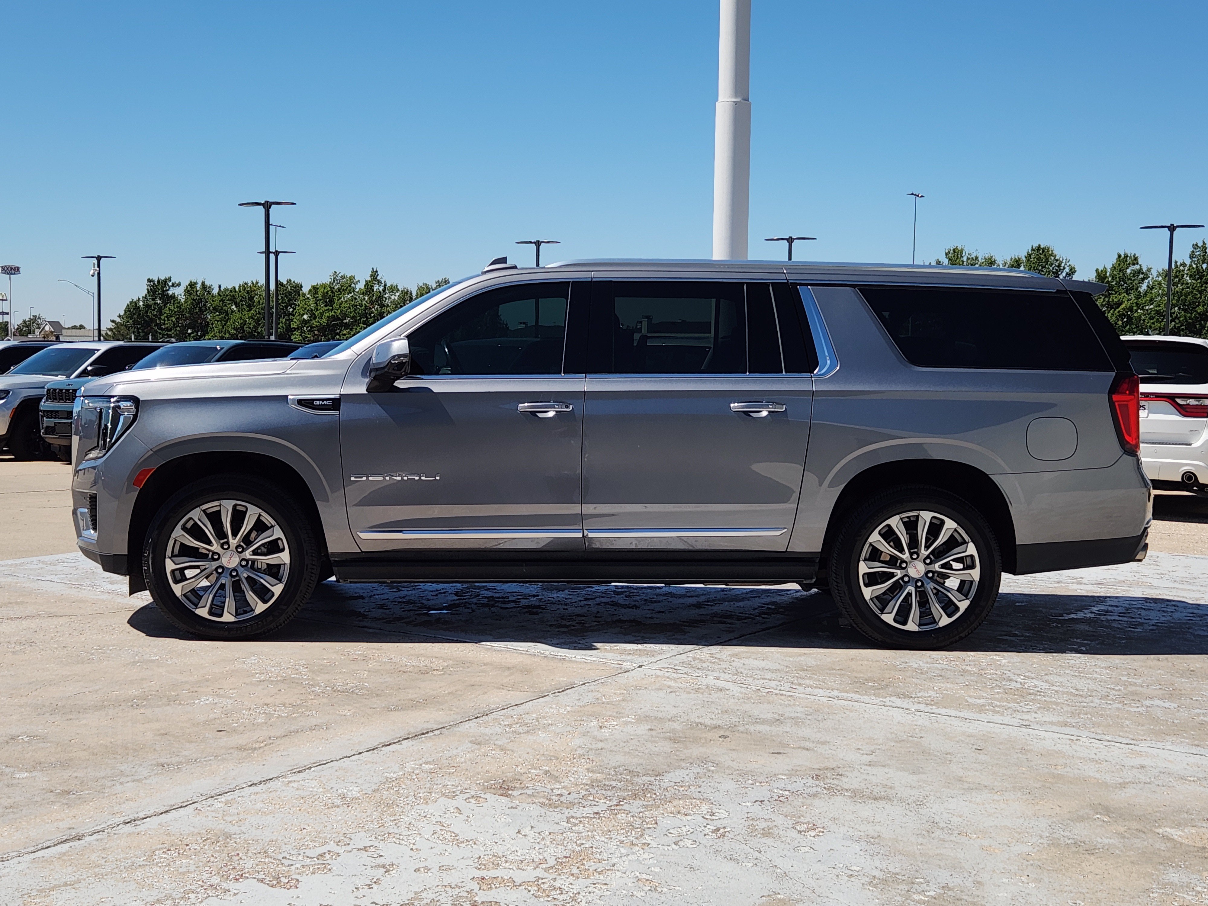 Used 2021 GMC Yukon XL Denali w/ Denali Premium Package AWD/4WD image 5