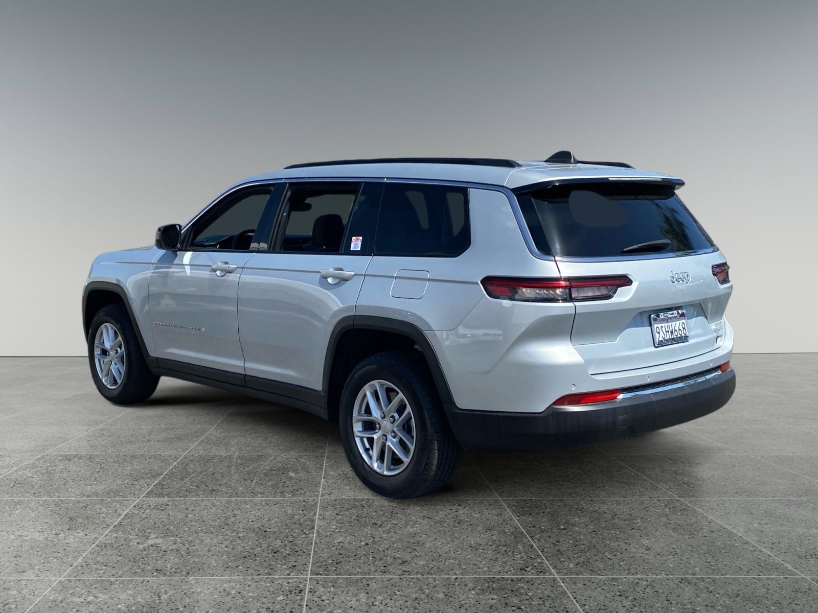 Used 2024 Jeep Grand Cherokee L Laredo RWD image 3