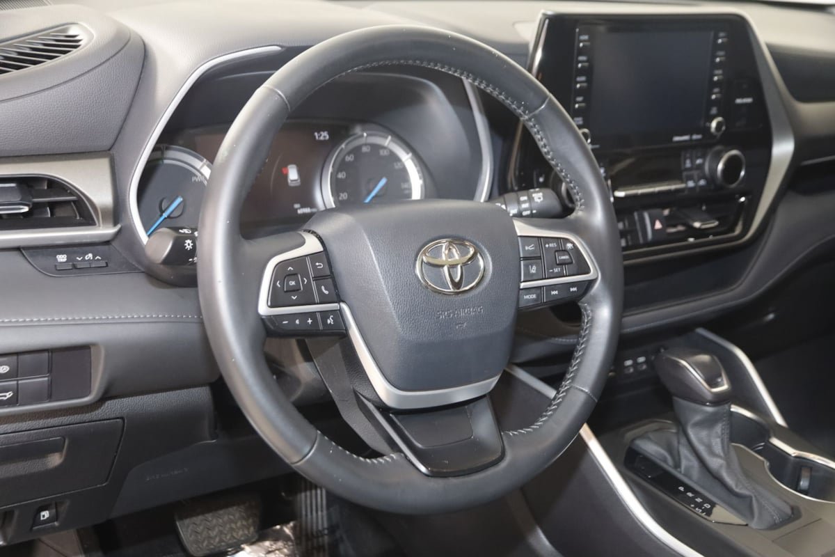 Used 2022 Toyota Highlander XLE FWD image 6