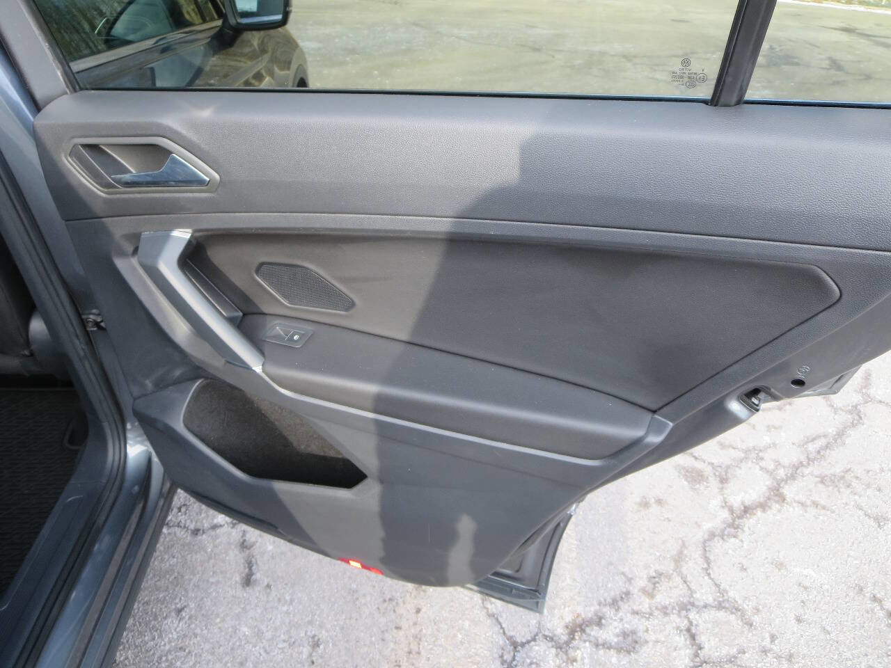 Used 2020 Volkswagen Tiguan SE w/ Panoramic Sunroof Package image 23