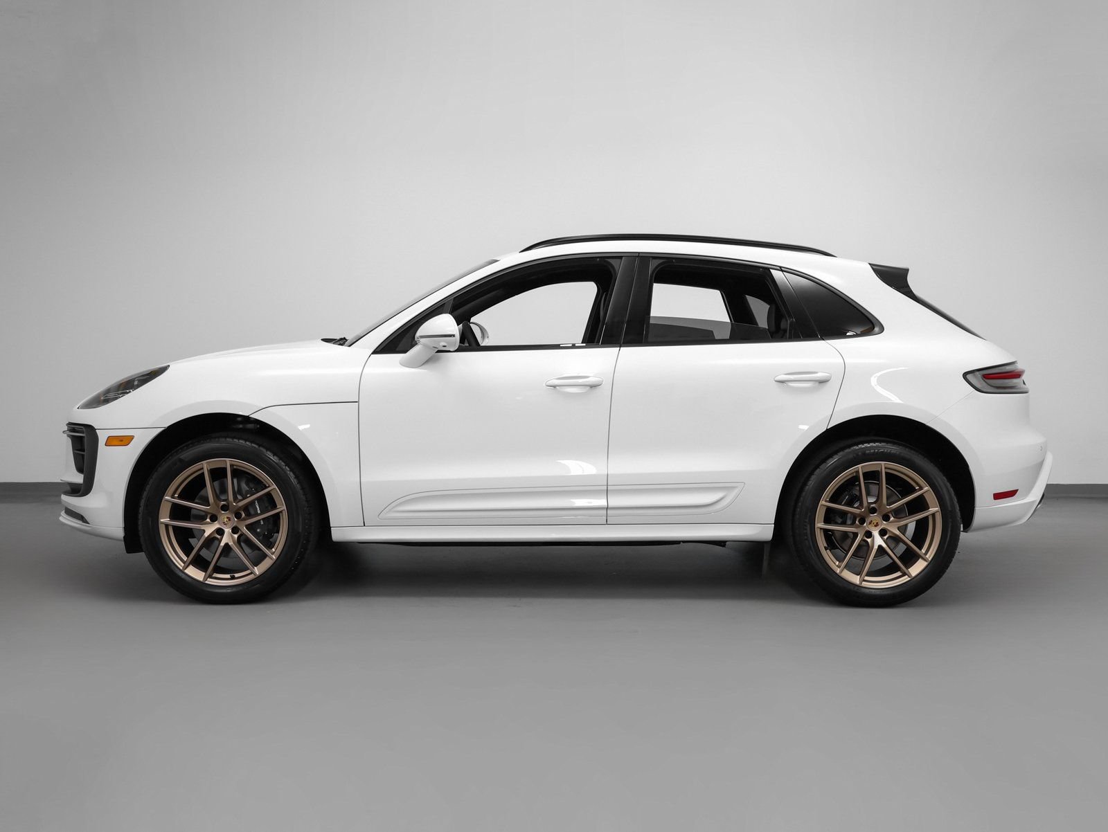 Certified 2025 Porsche Macan AWD/4WD image 2