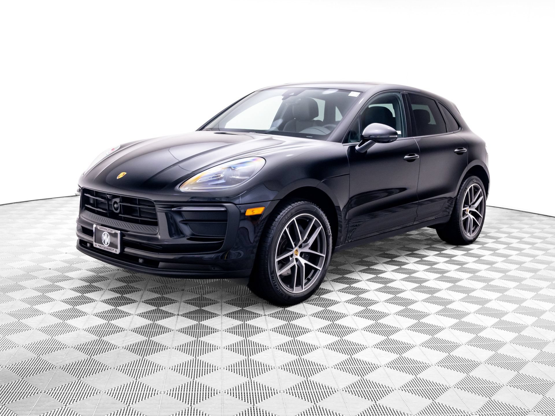 Certified 2025 Porsche Macan AWD/4WD image 1