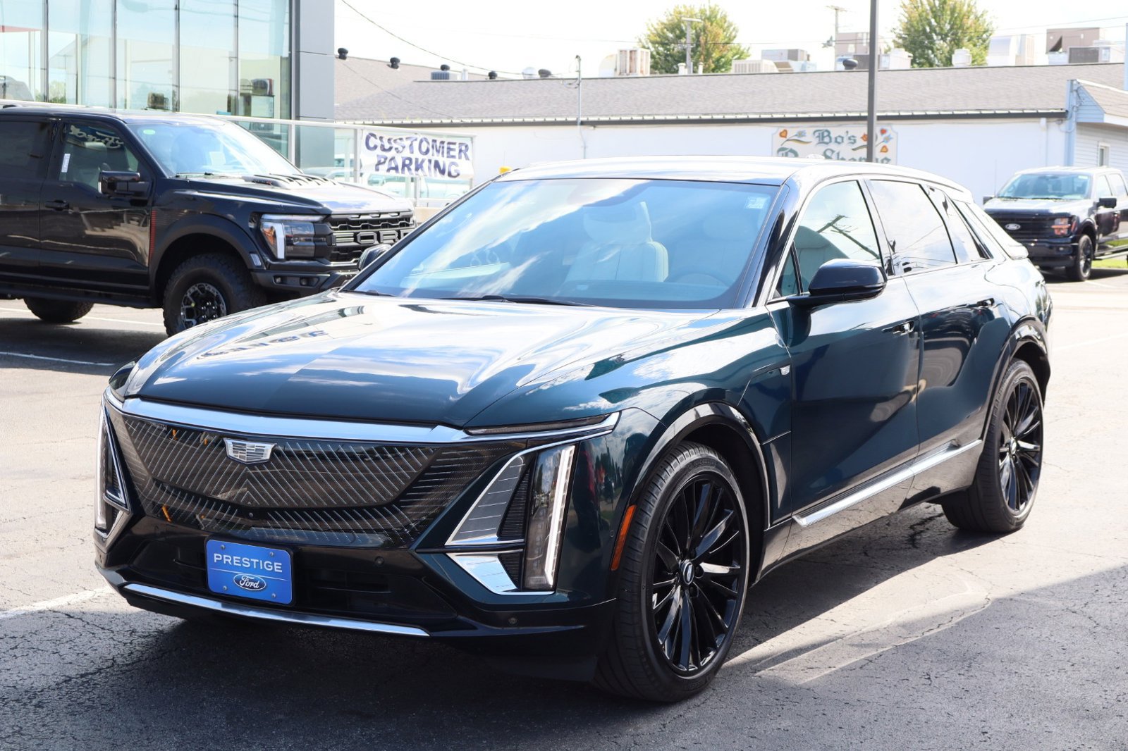 Used 2024 Cadillac Lyriq Luxury AWD/4WD image 3
