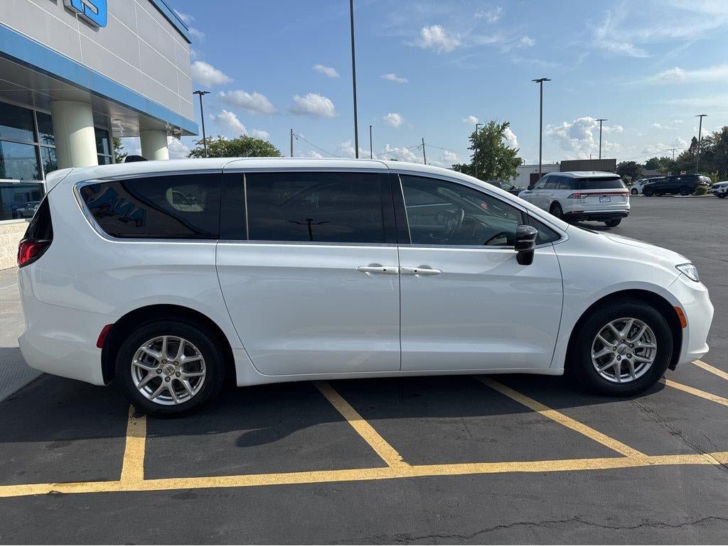 Used 2025 Chrysler Pacifica Select FWD image 16