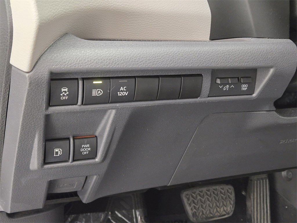 Used 2022 Toyota Sienna XLE image 27