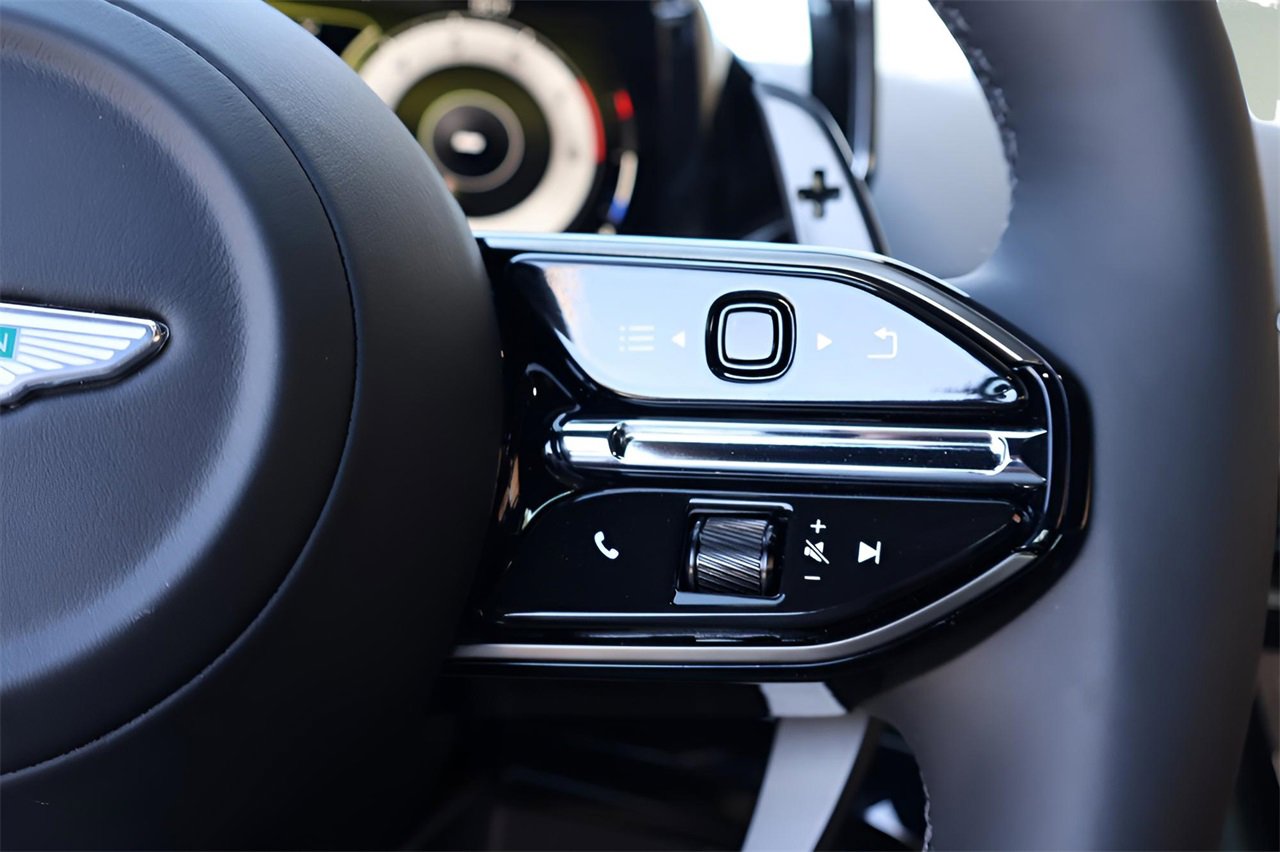 Used 2025 Aston Martin V8 Vantage Coupe image 22