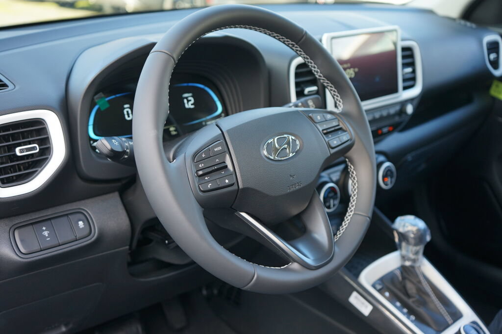 New 2025 Hyundai Venue Limited FWD image 8