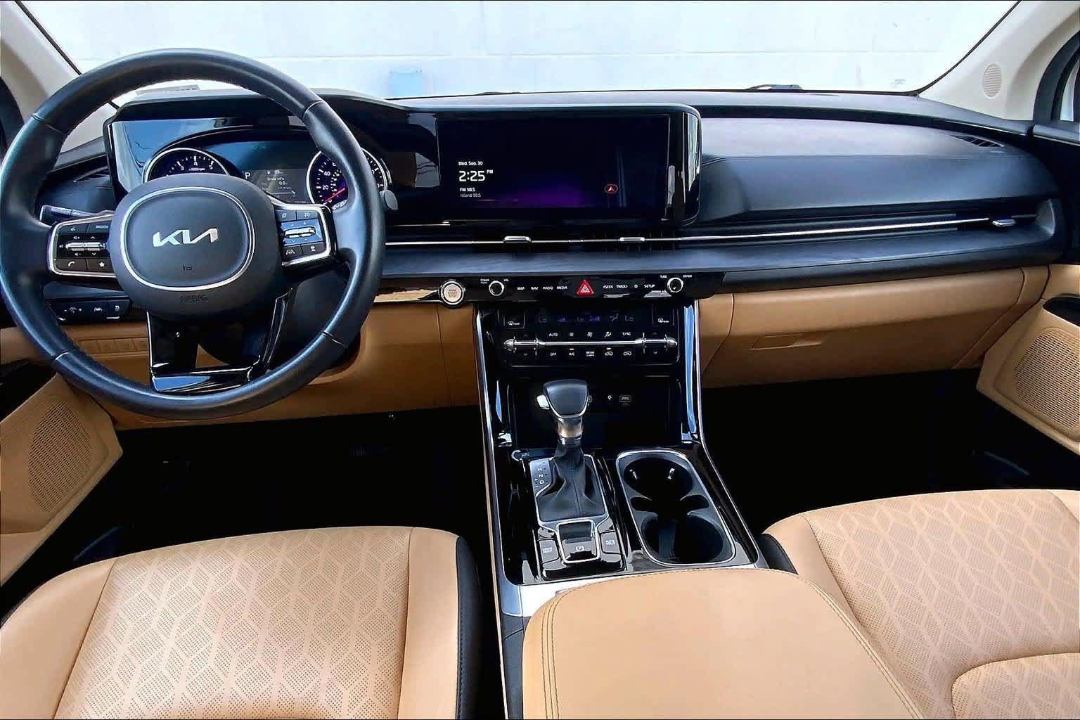 Used 2023 Kia Carnival EX FWD image 10