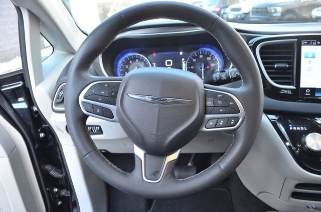 Used 2024 Chrysler Pacifica Touring-L image 19