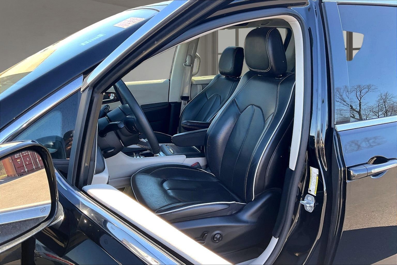Used 2023 Chrysler Pacifica Limited image 21
