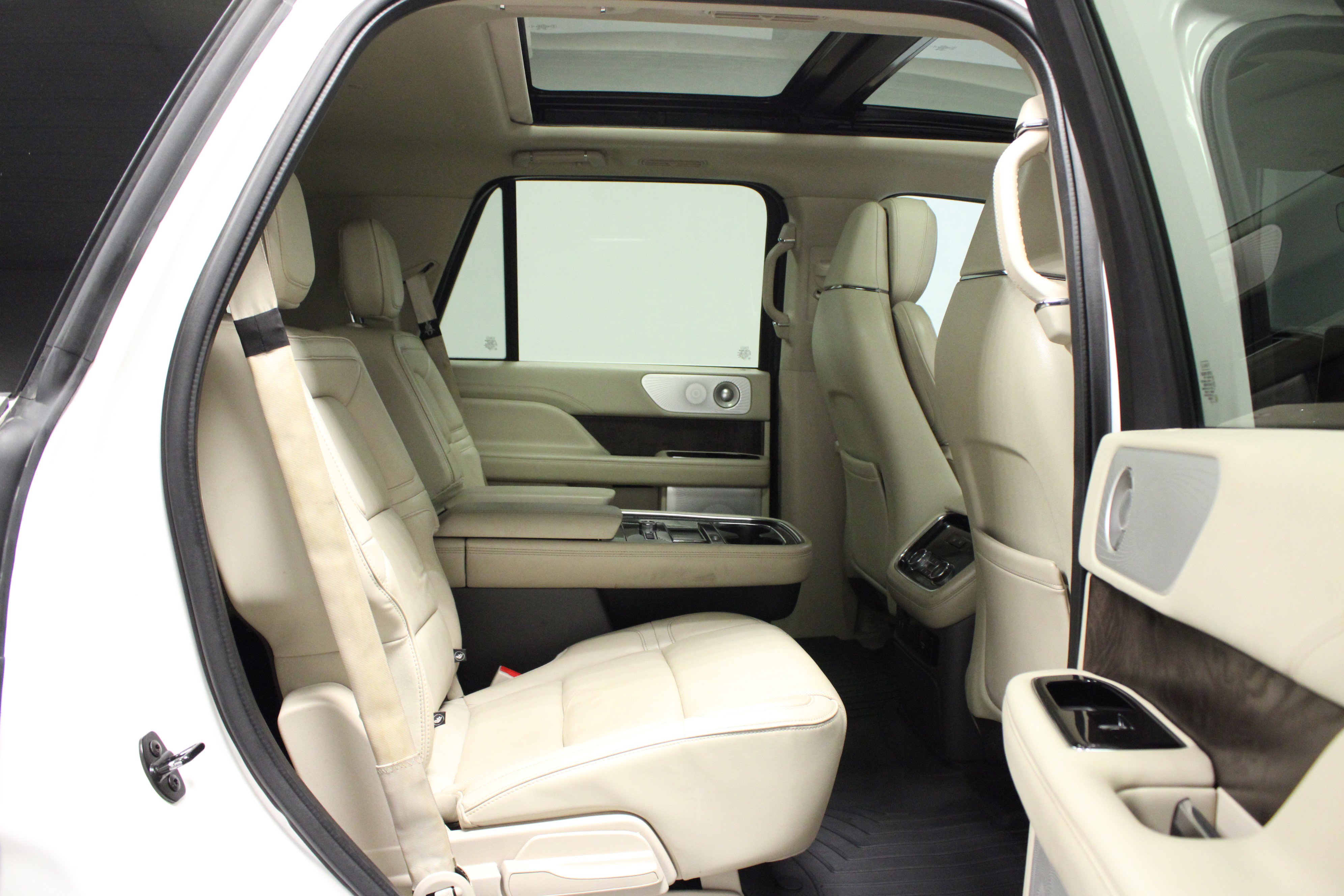 Used 2019 Lincoln Navigator Reserve image 16