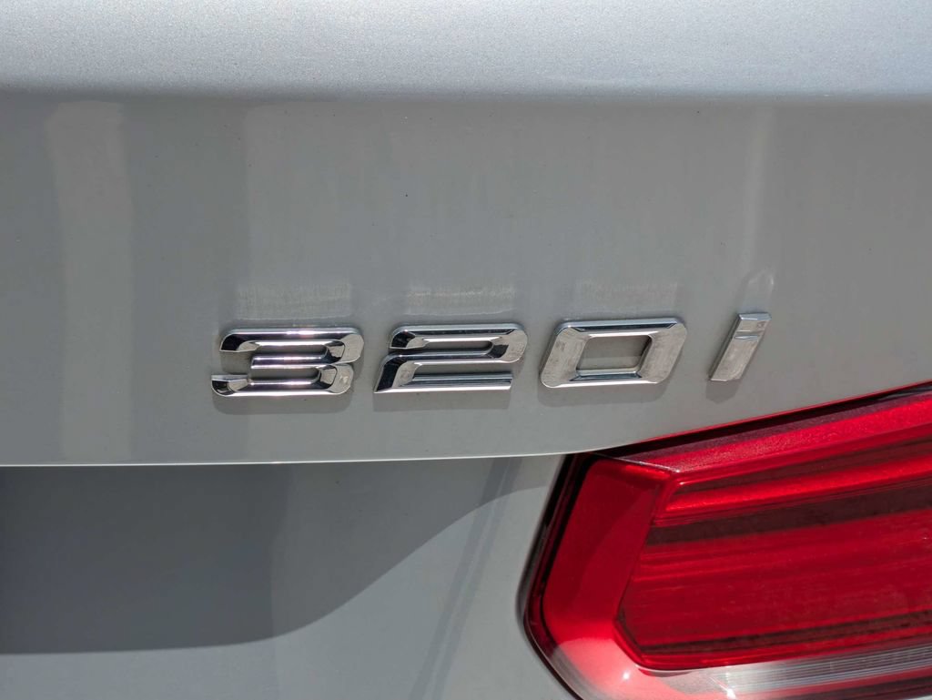 Used 2018 BMW 320i xDrive Sedan AWD/4WD image 16