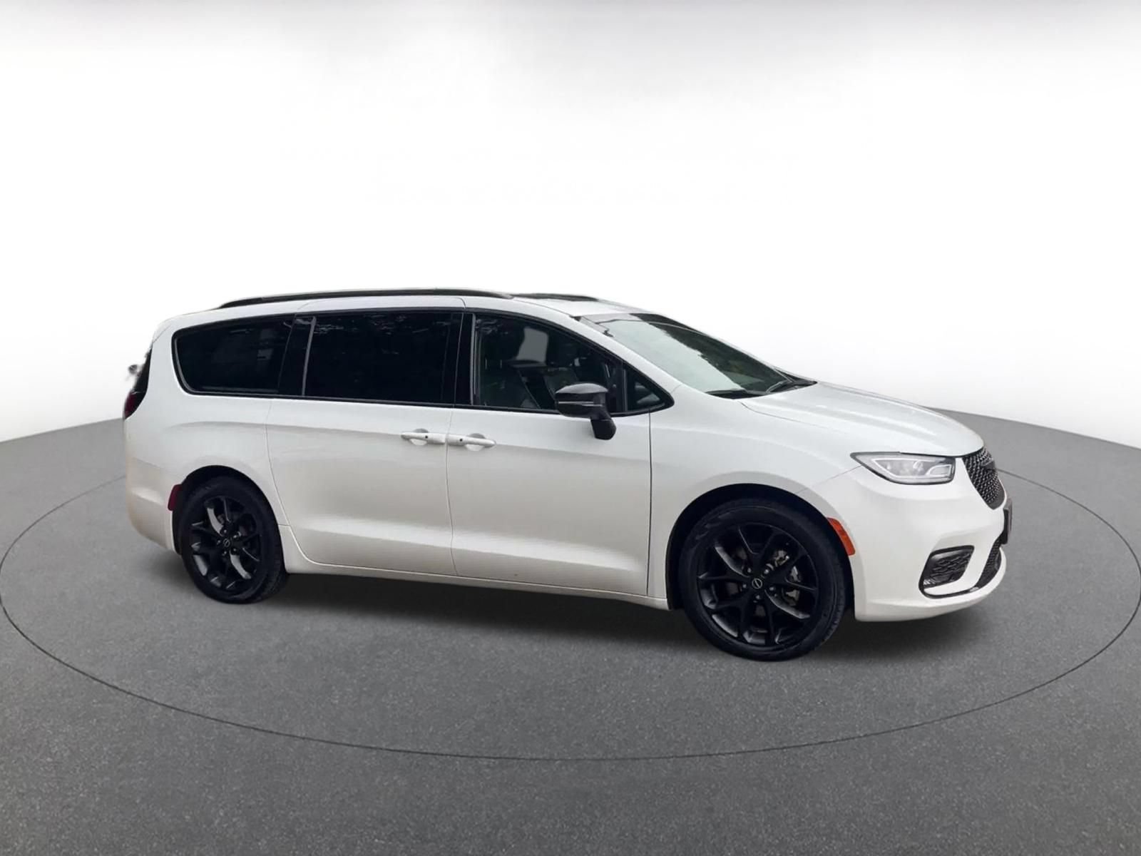 Used 2025 Chrysler Pacifica Limited FWD image 2
