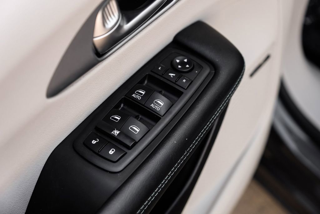 Used 2019 Chrysler Pacifica Limited w/ Advanced Safetytec Group image 49