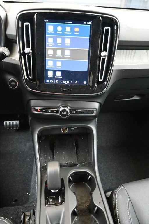 Certified 2025 Volvo XC40 B5 Core image 26