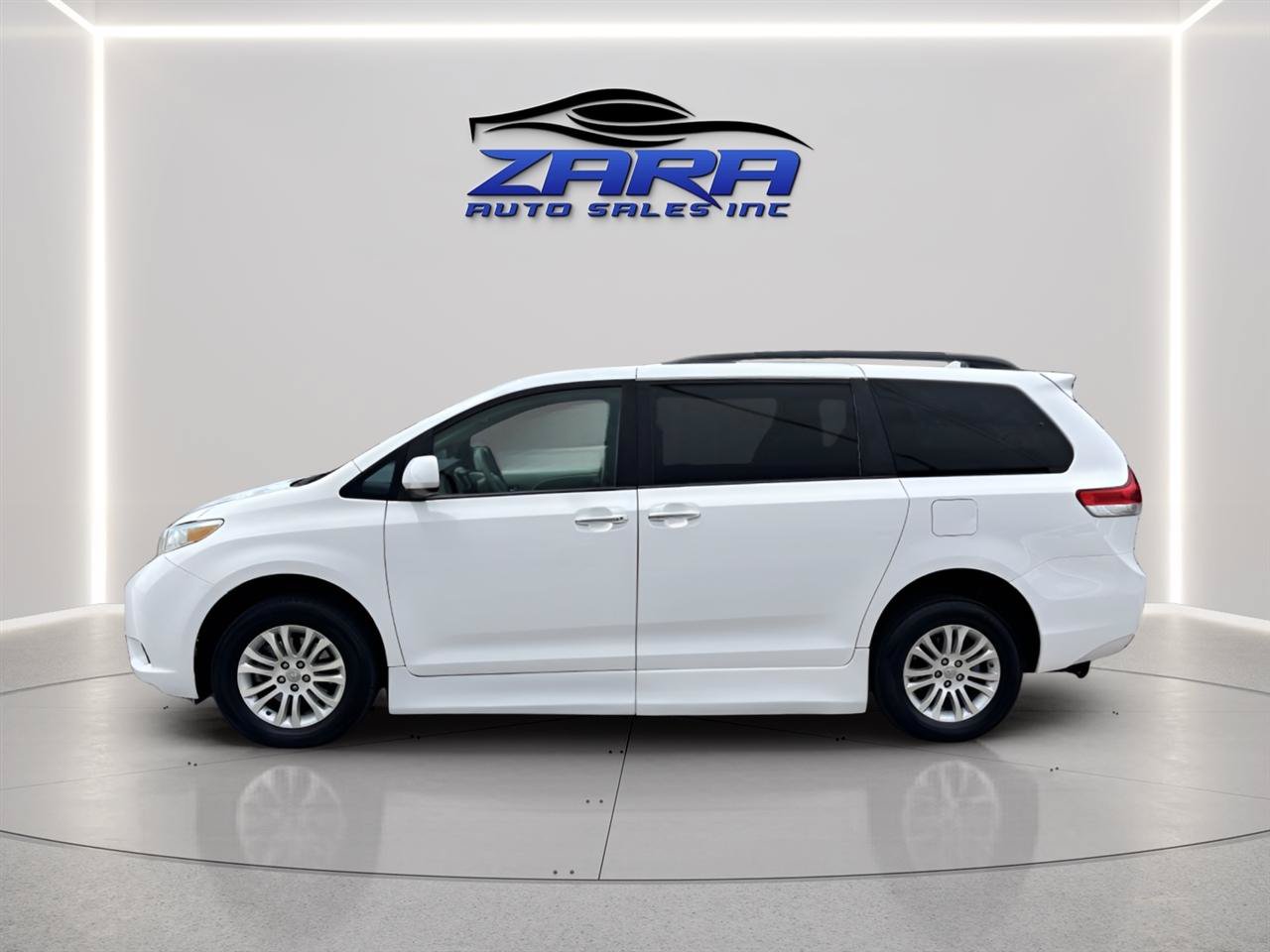 Used 2011 Toyota Sienna XLE w/ Premium Pkg FWD image 2