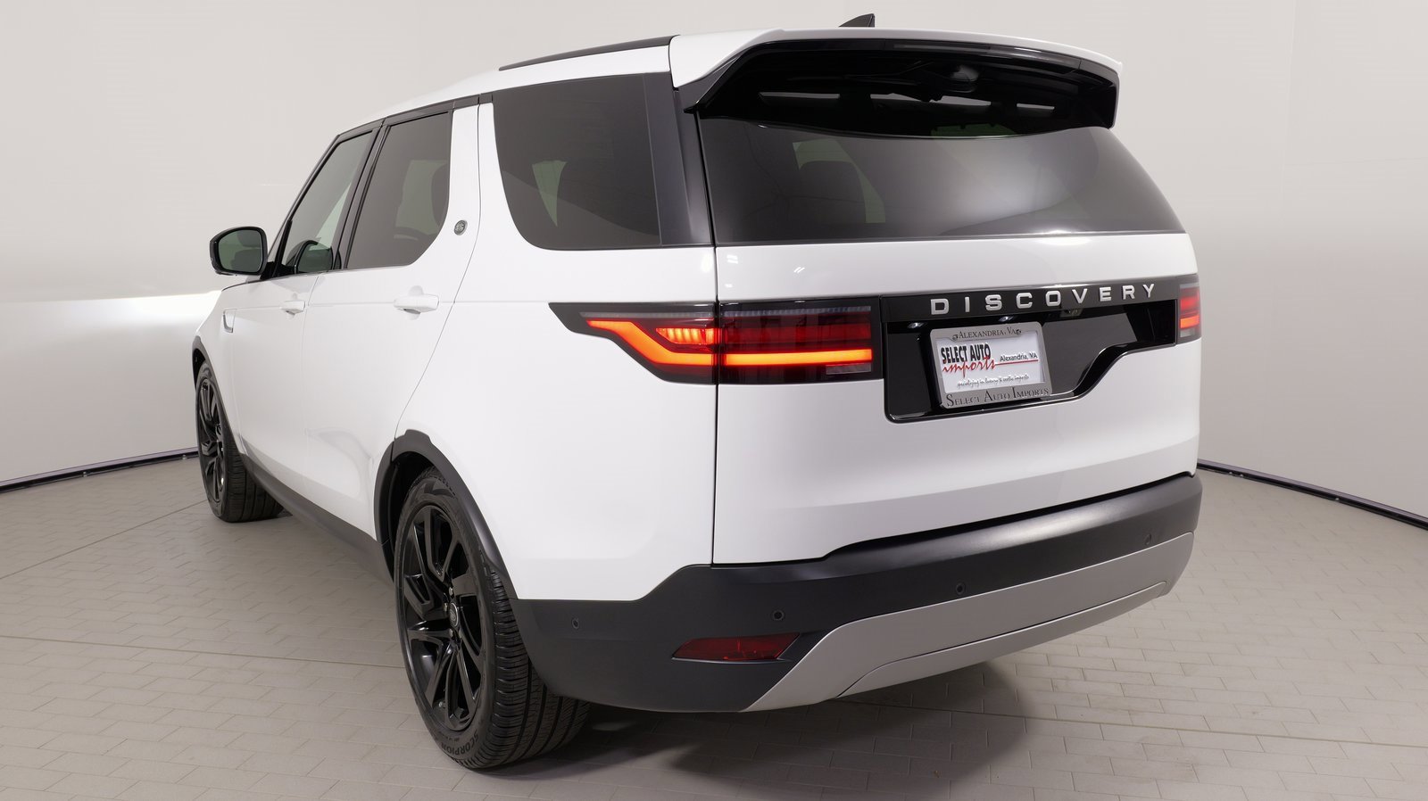 Used 2024 Land Rover Discovery S image 15