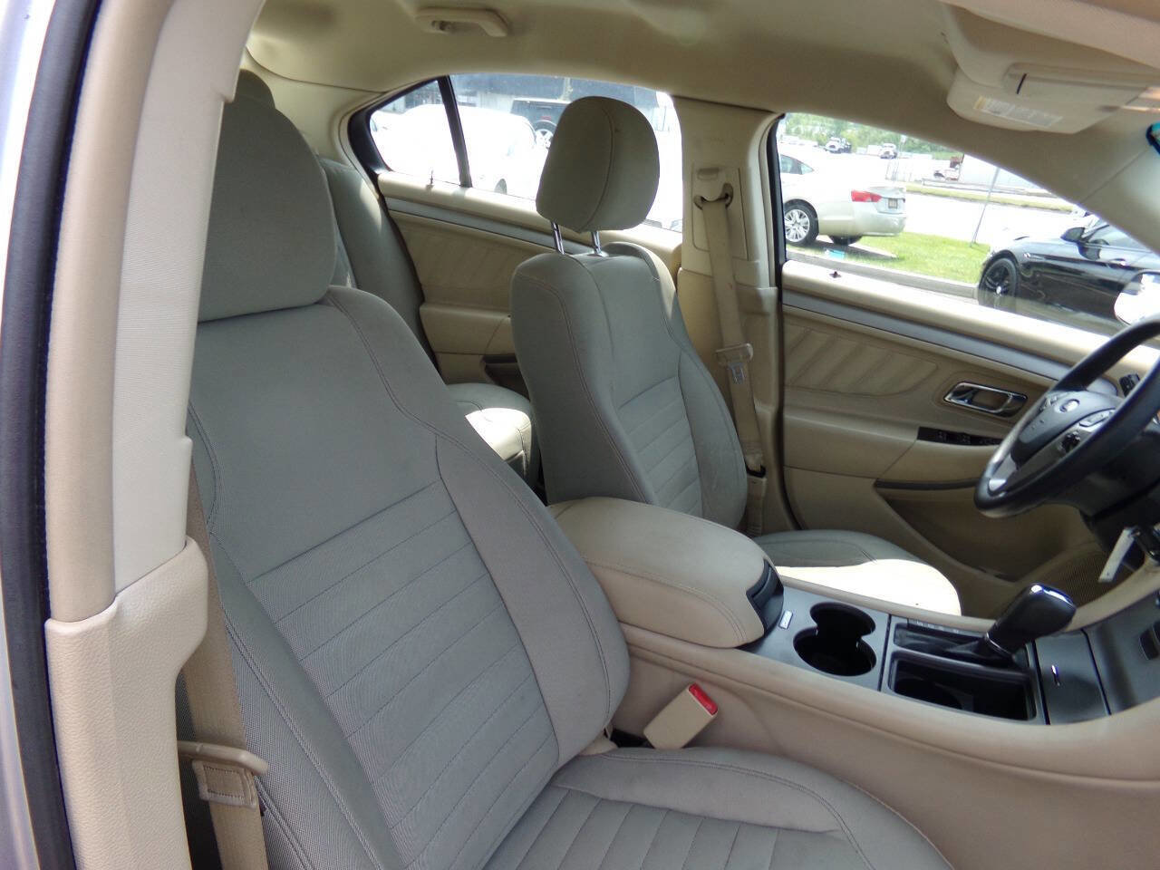 Used 2016 Ford Taurus SE image 25