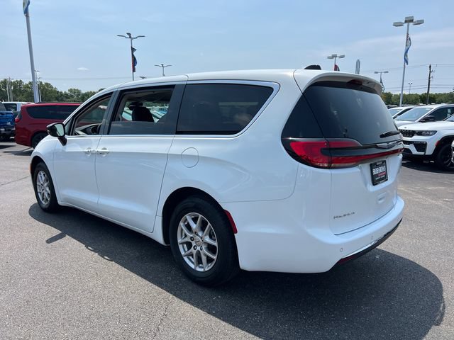 Used 2024 Chrysler Pacifica Touring-L FWD image 5