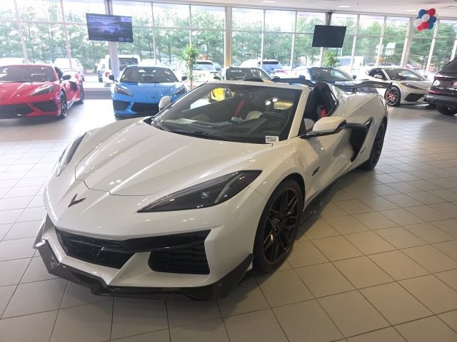 Used 2023 Chevrolet Corvette Z06 w/ Z07 Performance Package RWD image 2