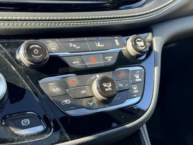 Used 2023 Chrysler Pacifica Limited w/ S Appearance Package image 16