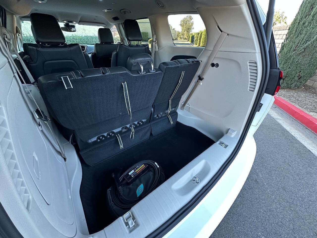 Used 2024 Chrysler Pacifica Limited FWD image 36