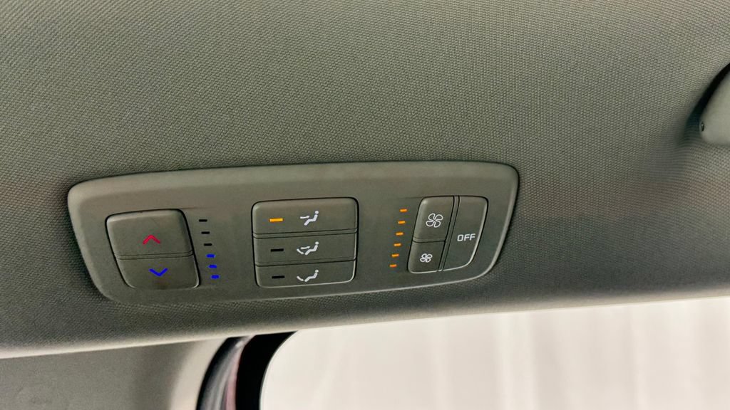 Used 2024 Kia Carnival LX FWD image 39