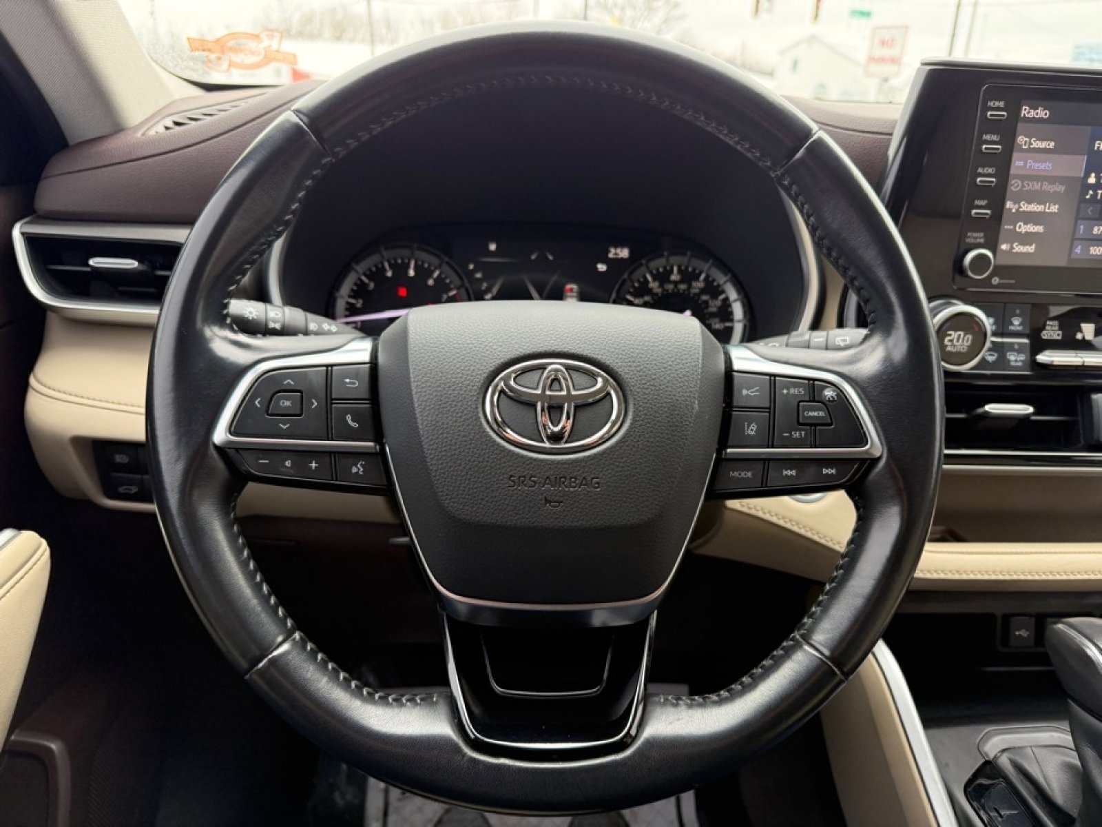 Used 2020 Toyota Highlander XLE image 23
