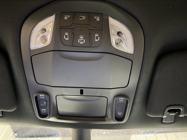 Used 2025 Chrysler Pacifica Limited image 49