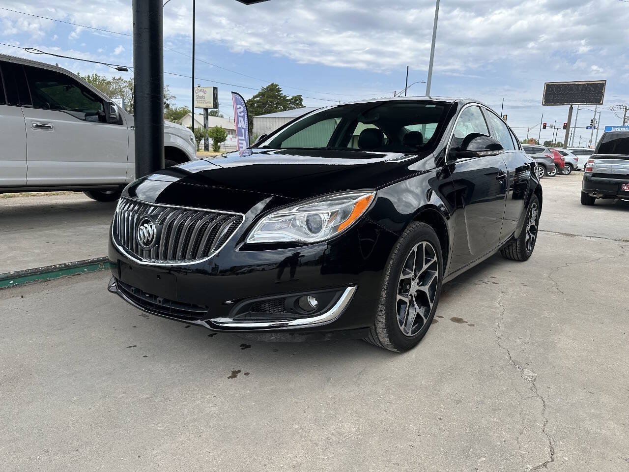 Used 2017 Buick Regal Sport Touring FWD image 4