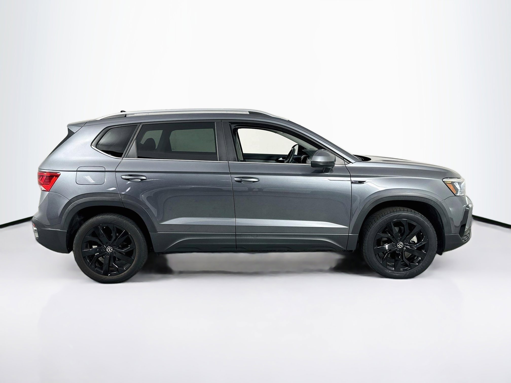 Used 2022 Volkswagen Taos SE FWD image 4
